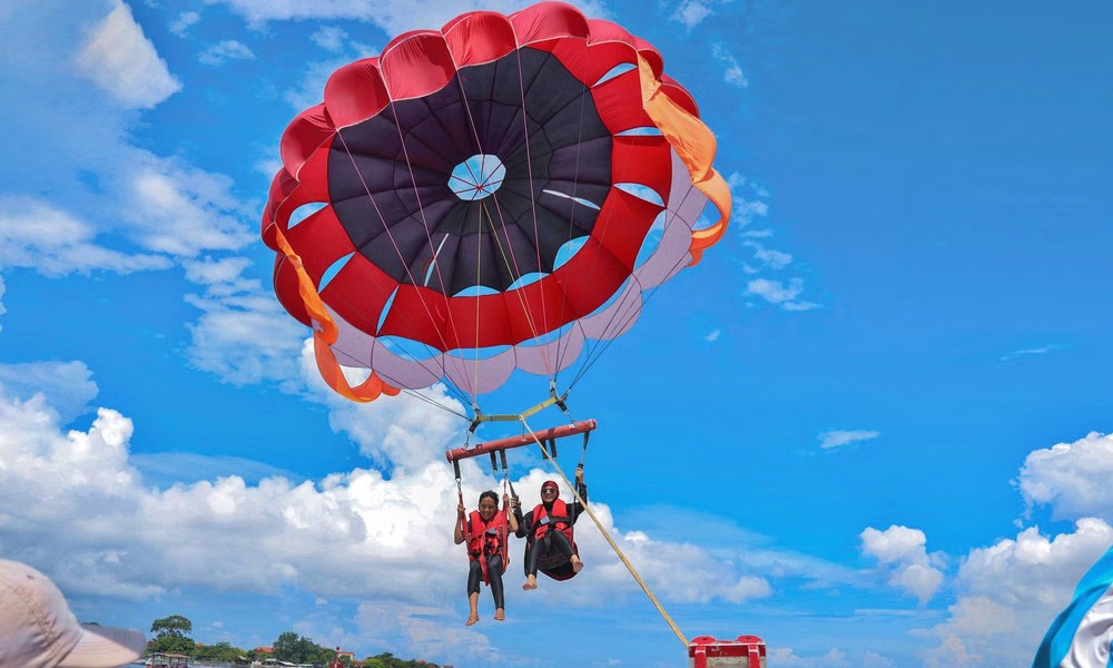 North Goa : Double Winch Parasailing at Candolim Beach