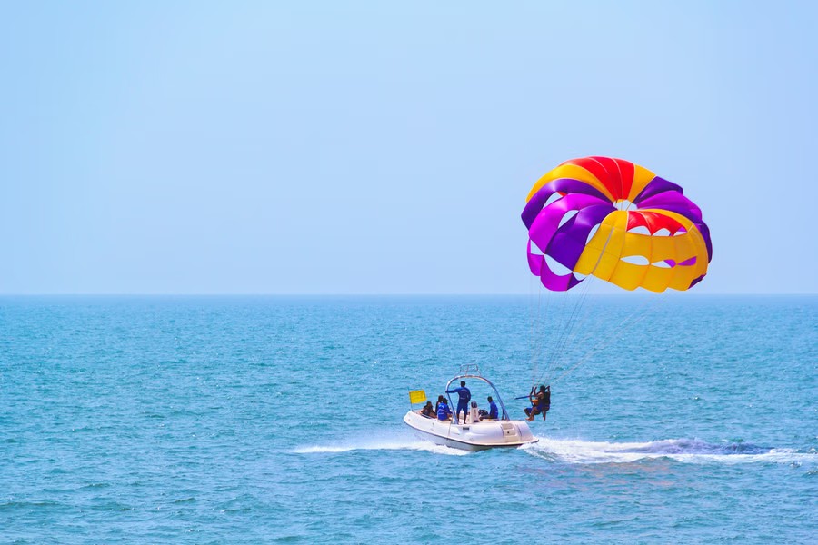 North Goa : Winch Parasailing at Candolim Beach