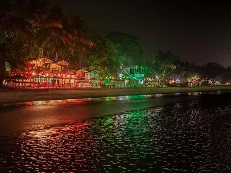 Best Bars in Vagator for Nightlife Lovers