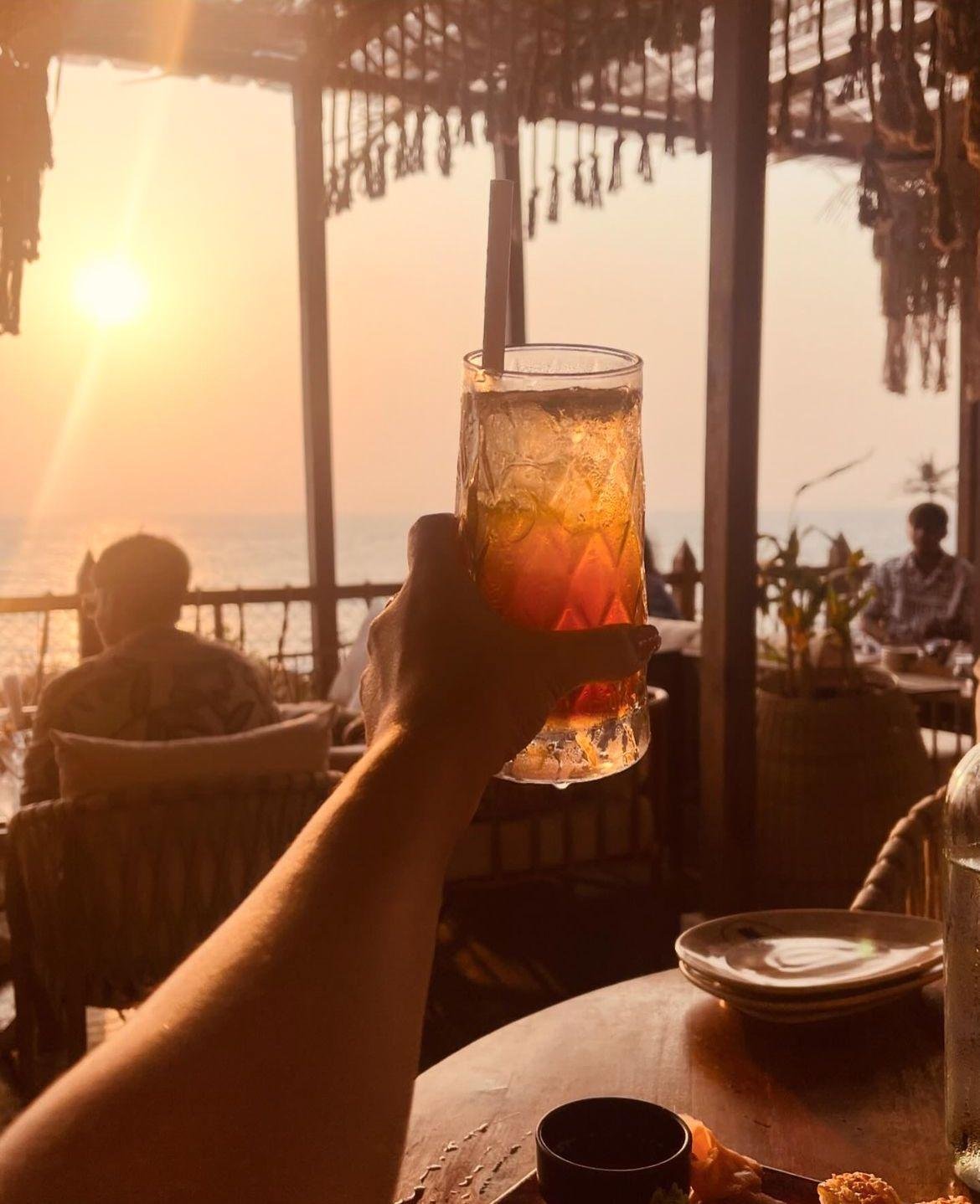 Best Bars in Vagator for Nightlife Lovers